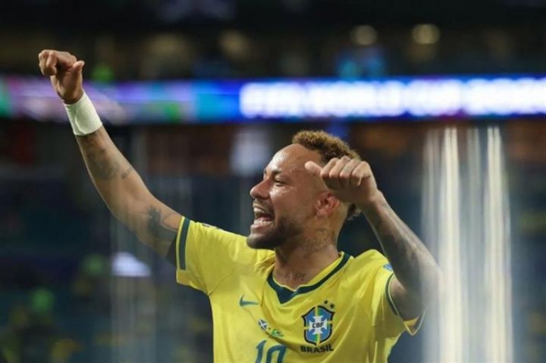Neymar disambut meriah saat masuk sebagai pemain pengganti
