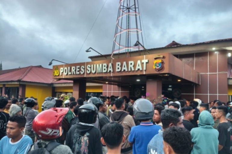 TNI bantu Polres Sumba Barat redam ketegangan massa
