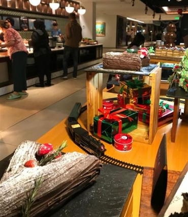 ARTOTEL BATAM HADIRKAN NATAL PENUH KEJUTAN DENGAN HAMPERS EKSLUSIF DAN FESTIVE DINING
