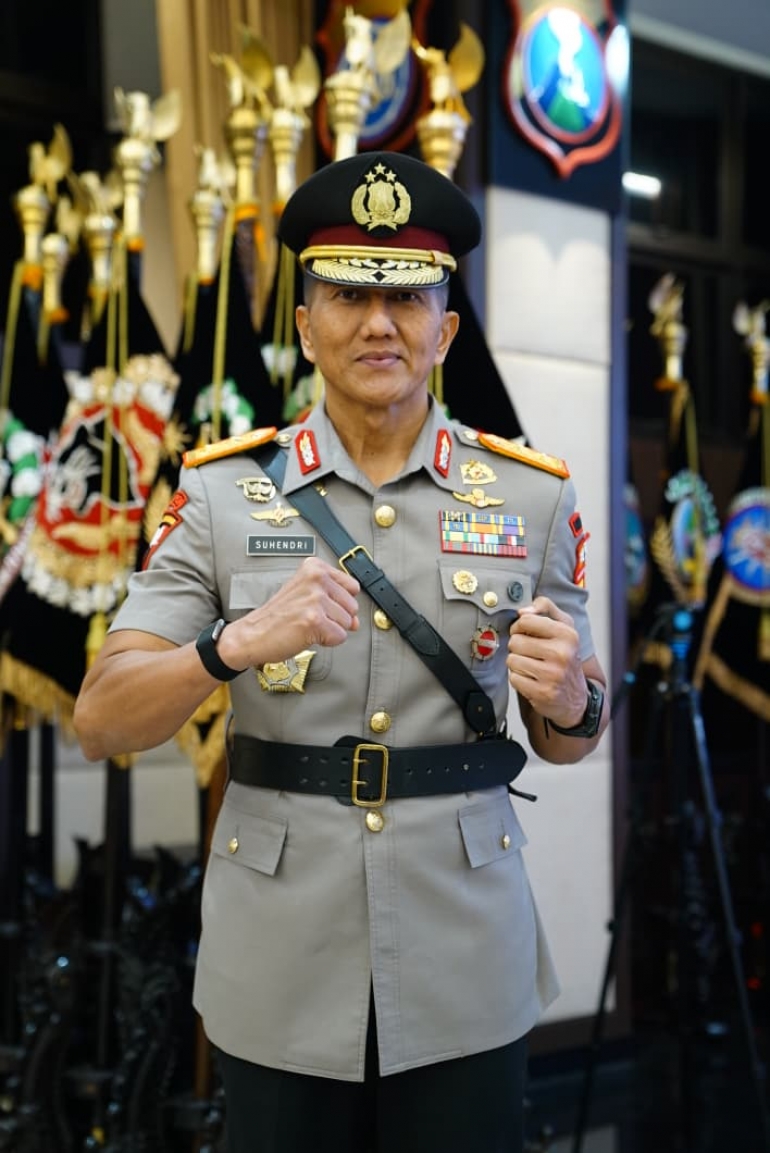 IRJEN POL SUHENDRI RESMI JADI KAPOLDA KEPRI, KOMJEN POL ASEP SAFRUDIN EMBAN AMANAH BARU SEBAGAI KABARESKRIM