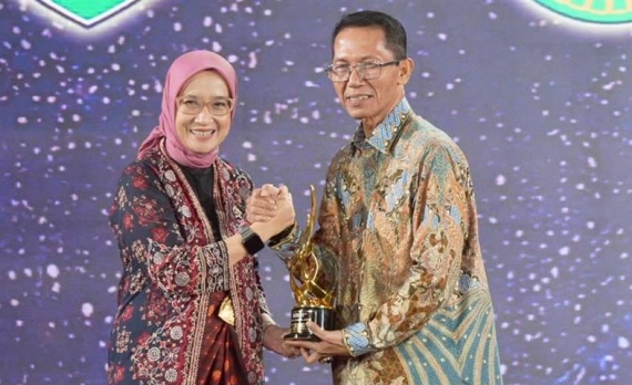 Batam Peduli Layanan Publik dan Keterbukaan Informasi, Amsakar Terima Penghargaan