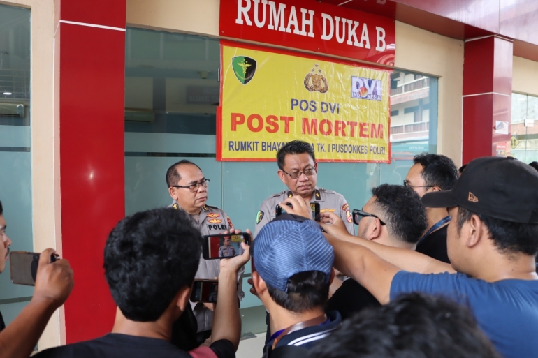 10 Jenazah Korban Kecelakaan Kereta Bekasi Dibawa ke RS Bhayangkara, Proses Identifikasi Berjalan