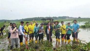 Jaga Kualitas Air, BP Batam bersama Masyarakat Gotong Royong Bersihkan Waduk