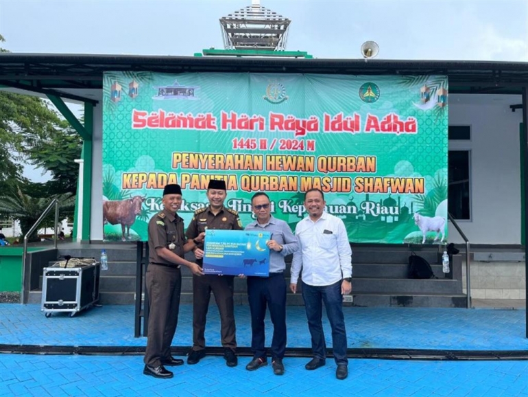 PLN Batam Bersama Kejati Kepri Serahkan Kurban Sapi Pada Masyarakat