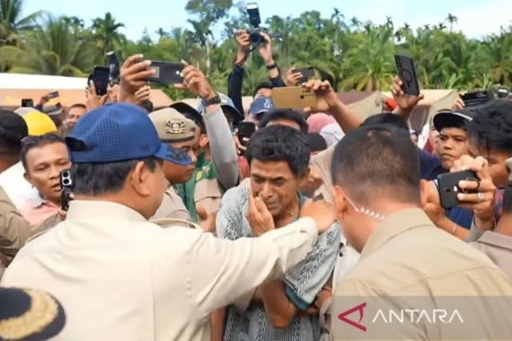 Tangis haru warga pecah saat Prabowo tinjau posko pengungsi di Agam