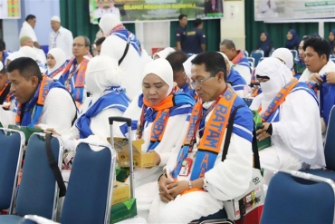 Plh Wali Kota Lepas Kloter Terakhir Embarkasi Batam, Li Claudia Pesan JCH Jaga Kesehatan