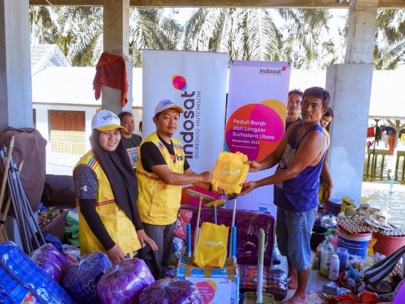 Indosat Ooredoo Hutchison Hadir Beri Bantuan Kemanusiaan bagi Warga Terdampak Bencana di Langkat, Sumatra Utara
