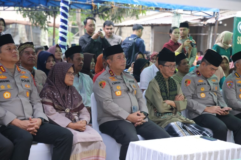 HUT KE-21, POLDA KEPRI GELAR BAKSOS DAN SAFARI RAMADAN DI SEMBULANG GALANG