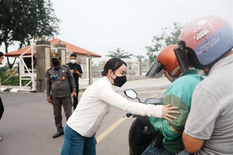 Peduli Kesehatan Masyarakat, BP Batam Bagikan Masker di Tengah Sebaran Kabut Asap