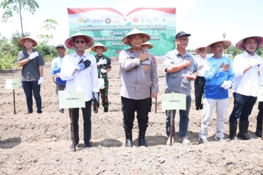 POLDA KEPRI GELAR PENANAMAN JAGUNG SERENTAK KUARTAL IV: JAGUNG TUMBUH, EKONOMI BERKEMBANG
