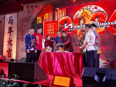 AHY Bersama Menteri Transmigrasi Hadiri Pergantian Tahun Baru China Bareng Masyarakat Batam