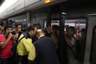 Pemrotes Hambat Pintu Kereta di Stasiun Hong Kong.
