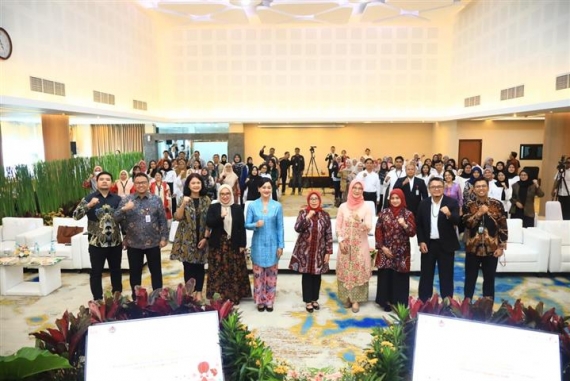 OJK DAN KEMENKO PMK GELAR EDUKASI KEUANGAN PERKUAT PERAN PEREMPUAN DALAM KESEJAHTERAAN KELUARGA.